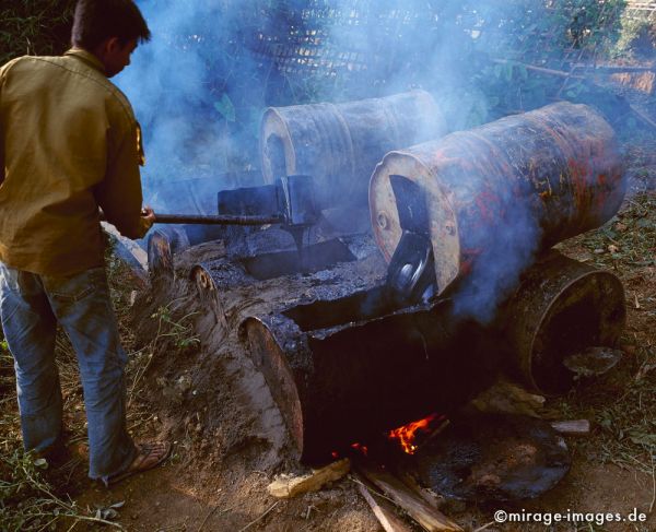 Cooking tarmac for roadworks
Mrauk - U
Schlüsselwörter: Strassenbau, Strasse, Asphalt, Fässer, flüssig, heiss, Dämpfe, Reparatur, Bau, Feuer, kochen, Hitze, Gefahr, gefährlich, Junge, Teer, Ausbeutung, Zwangsarbeit, Gift, Infrastruktur, archaisch, einfach, schädlich, verletzen, roh, 