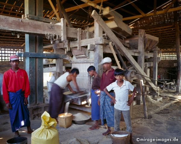 Ricemill
Mrauk - U
Schlüsselwörter: Reis, Mühle, Spelzen, Burmesen, Personen, Arbeit, Landwirtschaft, Essen, lokal, Junge, Männer, archaisch, altertümlich, einfach, Maschine, Bauern, Birma, Burma, Myanmar, Südost Asien, Entwicklungsland, Tropen, Armut, Fernreise, Reise, Kultur, Tourismu