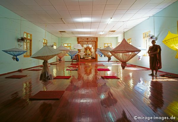 Meditation Room in the Elephant hide forest hermitage
Sin Pon Taw Ya Kyaung Bago
Schlüsselwörter: Essen, Ernährung, Rauch, Küche, Zubereitung, Dunst, Personen, Feuer, Töpfe, Frau, alt, Patina, Wok, Hunger, Appetit, Sonnenstrahlen, Birma, Burma, Myanmar, Südost Asien, Entwicklungsland, Tropen, Armut, Fernreise, Reise, Kultur, 