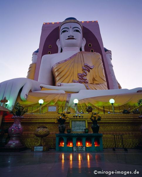 Four Figures Paya
Bago
Schlüsselwörter: Dämmerung, Schrein, magisch, Kerzen, Lichter, Öllampen, gold, Skulptur, Buddha, gigantisch, riesig, spektakulär, Balance, eindrucksvoll, imposant, beeindruckend, erhaben, Heiligtum, Tempel, Kraft, Meditation, Buddhismus, Religion, Spiritualität, Anbet