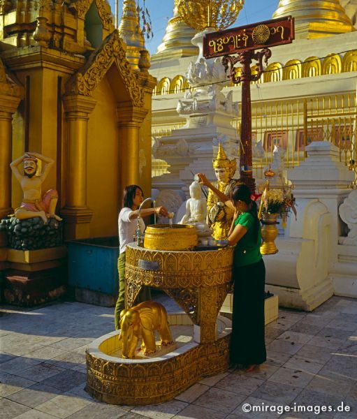 Girls washing Buddha
Shwedagon Pagoda Yangon 
Schlüsselwörter: Ritual, magisch, beten, Pagode, Stupa, gold, Wasser, Reinigung, Mädchen, Heiligtum, Tempel, Kraft, Meditation, Buddhismus, Religion, Spiritualität, Anbetung, Ruhe, zeitlos, Schönheit, Stille, Frieden, friedlich, heilig, Entspannung, entspannen, Liebe, 