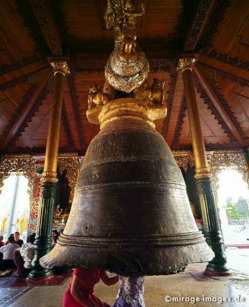 Maha Ganda Bell 
Shwedagon Pagoda Yangon 
Schlüsselwörter: Glocke, magisch, Skulptur, Symbol, Bronze, eindrucksvoll, beeindruckend, erhaben, Heiligtum, Tempel, Kraft, Meditation, Buddhismus, Religion, Spiritualität, Anbetung, Ruhe, zeitlos, Schönheit, Stille, Frieden, friedlich, heilig, Entspannung, entspannen,