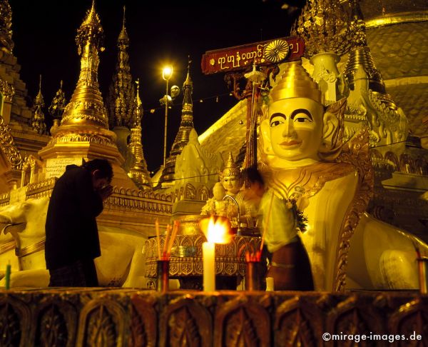 Praying
Shwedagon Pagoda Yangon 
Schlüsselwörter: Ritual, magisch, Kerzen, beten, nachts, Pagode, Stupa, gold, Skulptur, erhaben, Heiligtum, Tempel, Kraft, Meditation, Buddhismus, Religion, Spiritualität, Anbetung, Ruhe, zeitlos, Schönheit, Stille, Frieden, friedlich, heilig, Entspannung, 