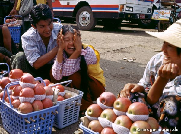 Yangon highway bus station
Yangon
Schlüsselwörter: Apfel, essen, Spass, Freunde, Verkäuferin, scheu, lachen, jung, Mädchen, Junge, Obst, Birma, Burma, Myanmar, Südost Asien, Entwicklungsland, Tropen, Armut, Fernreise, Reise, Kultur, Tourismus, exotisch, touristische Attraktion, Reiseziel, 