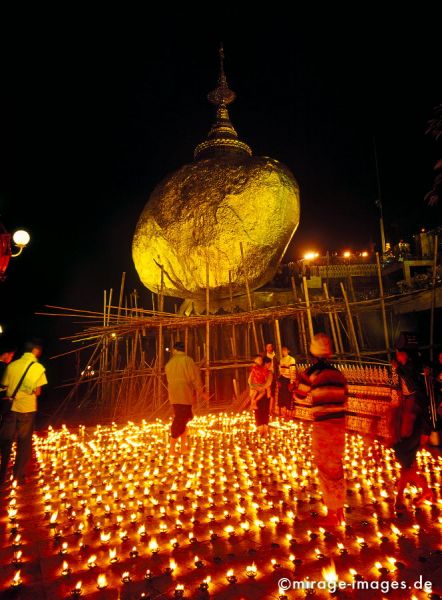 Magic Hour 
Golden Rock of Kyaiktiyo Pagoda
Schlüsselwörter: magisch, Kerzen, Öllampen, nachts, Felsen, gold, Skulptur, gigantisch, riesig, spektakulär, Balance, eindrucksvoll, imposant, beeindruckend, erhaben, Heiligtum, Tempel, Kraft, Meditation, Buddhismus, Religion, Spiritualität, Anbetung, Ruhe, zeitlos, 