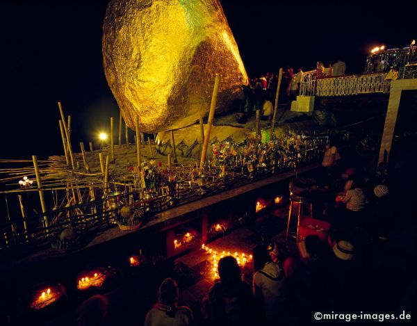 Magic Hour 
Golden Rock of Kyaiktiyo Pagoda
Schlüsselwörter: magisch, Mönche, Bambus, Felsen, gold, Skulptur, gigantisch, riesig, spektakulär, Balance, eindrucksvoll, imposant, beeindruckend, erhaben, Heiligtum, Tempel, Kraft, Meditation, Buddhismus, Religion, Spiritualität, Anbetung, Ruhe, zeitlos, 