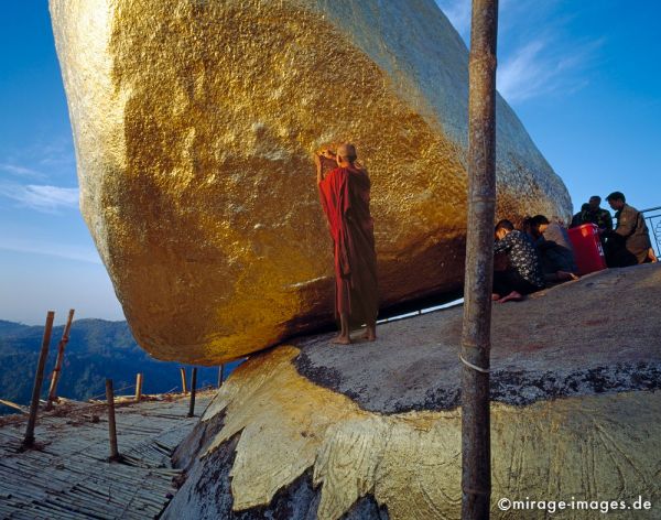 Monk applying gold leaf on the Golden Rock
Kyaiktiyo
Schlüsselwörter: magisch, Blattgold, Mönch, Bambus, Felsen, gold, Skulptur, gigantisch, riesig, spektakulär, Balance, eindrucksvoll, imposant, beeindruckend, erhaben, Heiligtum, Tempel, Kraft, Meditation, Buddhismus, Religion, Spiritualität, Anbetung, Ruhe, zeitlos, Sc
