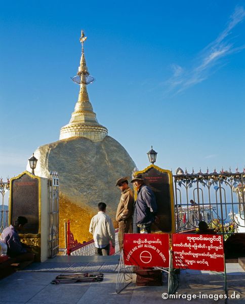 Entrance - Ladies are not allowed to enter
Golden Rock of Kyaiktiyo Pagoda
Schlüsselwörter: magisch, Felsen, gold, Skulptur, gigantisch, riesig, spektakulär, Balance, eindrucksvoll, imposant, beeindruckend, erhaben, Heiligtum, Tempel, Kraft, Meditation, Buddhismus, Religion, Spiritualität, Anbetung, Ruhe, zeitlos, Schönheit, Stille, Frieden, 