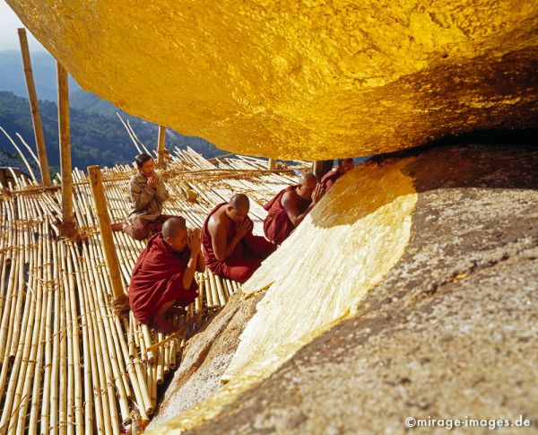Puja 
Golden Rock of Kyaiktiyo Pagoda
Schlüsselwörter: magisch, Mönche, Bambus, beten, Felsen, gold, Skulptur, gigantisch, riesig, spektakulär, Balance, eindrucksvoll, imposant, beeindruckend, erhaben, Heiligtum, Tempel, Kraft, Meditation, Buddhismus, Religion, Spiritualität, Anbetung, Ruhe, zeitlos,