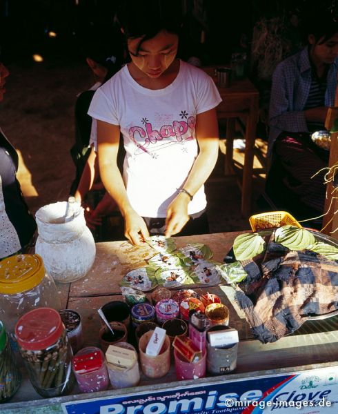 Young Girl preparing Betel Nuts
Kinpun
Schlüsselwörter: Droge, mild, taub, Kräuter, Gewürze, Blatt, Blätter, Kultur, Volksdroge, Betelnuss, Betelblätter, Birma, Burma, Myanmar, Südost Asien, Entwicklungsland, Tropen, Armut, Fernreise, Reise, Kultur, Tourismus, exotisch, touristische Attraktion, Reiseziel,