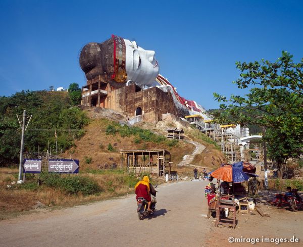 Giant Reclining Buddha at Win Sein Tae Ya Monastery
Mawlamyine (Moulmein)
Schlüsselwörter: Buddha, Skulptur, gigantisch, riesig, spektakulär, liegend, eindrucksvoll, imposant, beeindruckend, erhaben, Heiligtum, Tempel, Kraft, Meditation, Buddhismus, Religion, Spiritualität, Anbetung, Ruhe, zeitlos, Schönheit, Stille, Frieden, friedlich, heil