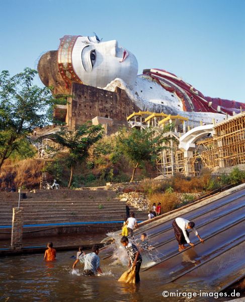 Children´s Play at Win Sein Tae Ya
Mawlamyine (Moulmein)
Schlüsselwörter: Kinder, spielen, Wasser, Freizeit, Rutschbahn, Spass, Freude, Aktivität, Buddha, Skulptur, gigantisch, riesig, spektakulär, liegend, eindrucksvoll, imposant, beeindruckend, erhaben, Heiligtum, Tempel, Kraft, Meditation, Buddhismus, Religion, 