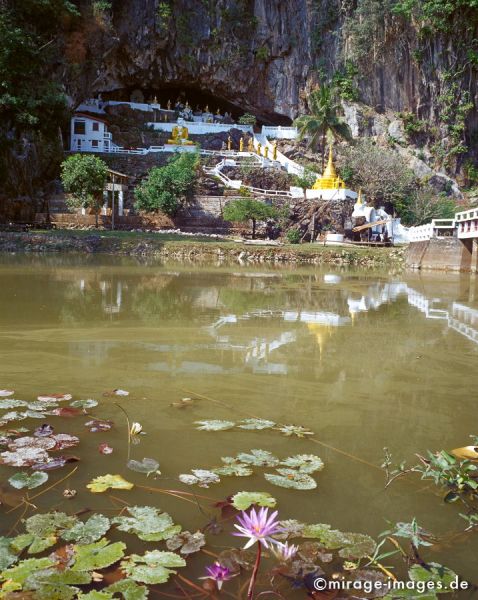 Yathaypyan Cave
Hpa - an
Schlüsselwörter: See, Höhle, Stein, Felsen, Heiligtum, Tempel, Kraft, Meditation, Buddhismus, Religion, Spiritualität, Buddha, zeitlos, Schönheit, Stille, Frieden, friedlich, heilig, Glauben, Mysterium, Seerosen, Wasser, Birma, Burma, Myanmar, Südost Asien, exotisch, 