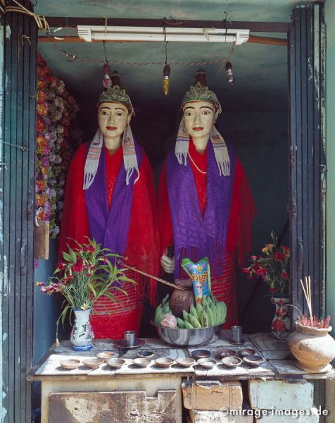 Nats inside Kyauk Kalap
Hpa - an
Schlüsselwörter: Götter, Zauberer, Geister, heilig, übernatürlich, Wesen, Buddhismus, Glauben, Schutz, Verehrung, Animismus, Schrein, Birma, Burma, Myanmar, Südost Asien, Reise, Kultur, Tourismus, exotisch, touristische Attraktion, 