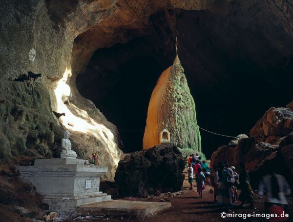 Inside Saddar Cave
Hpa - an
Schlüsselwörter: Höhle, Stein, Besucher, Ziegen, Monolith, Schrein, Buddha, Skulptur, Heiligtum, Glauben, Tempel, Kraft, Meditation, Buddhismus, Religion, Spiritualität, Anbetung, Ruhe, Birma, Burma, Myanmar, Südost Asien, Entwicklungsland, Tropen, Armut, Fernreise, Re