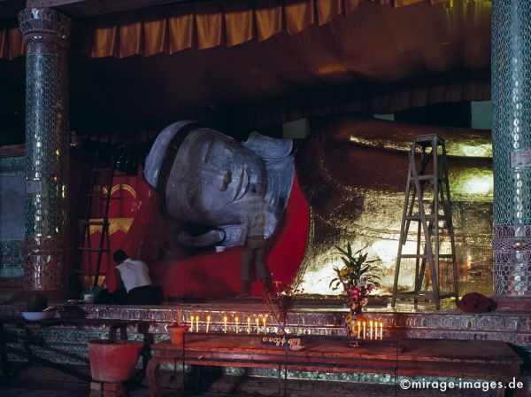 Reconditioning a Buddha Face
Hpa - an
Schlüsselwörter: Höhle, Heiligtum, Tempel, Kraft, Meditation, Buddhismus, Religion, Spiritualität, Anbetung, Ruhe, Skulptur, zeitlos, Schönheit, Stille, Frieden, friedlich, heilig, Entspannung, entspannen, Liebe, Menschlichkeit, Kontemplation, Liebe, Buddha, Geduld, 