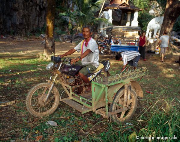 Motorbike in front of Saddar Cave
Hpa - an
Schlüsselwörter: Fahrzeug, Dreirad, Motorrad, Seitenwagen, Transportmittel, Fahrer, Stolz, Birma, Burma, Myanmar, Südost Asien, Entwicklungsland, Tropen, Armut, Fernreise, Reise, Kultur, Tourismus, exotisch, touristische Attraktion, Reiseziel, 