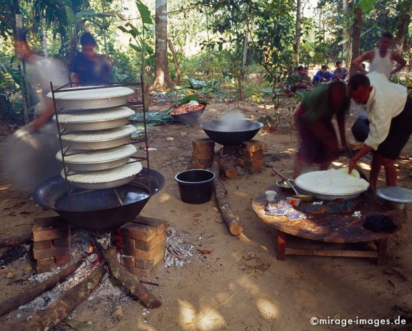 Cooking rice for a village celebration
Hpa - an
Schlüsselwörter: Ernährung, Fest, Reis, Küche, draussen, Feuer, Appetit, aussen, Essen, Dorf, Dorffest, Birma, Burma, Myanmar, Südost Asien, Entwicklungsland, Militärdiktatur, Unterdrückung, Tropen, Armut, Fernreise, Reise, Kultur, Tourismus, exotisch, touristische A