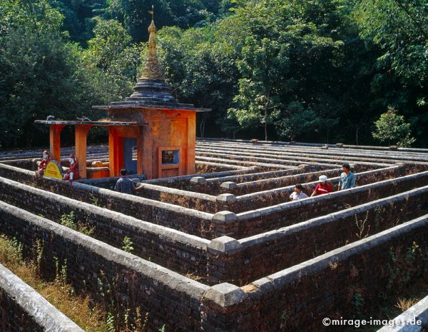 Buddhistc maze
Hpa . an
Schlüsselwörter: Irrgarten, nats, Labyrinth, Personen, Meditation, meditativ, Spiel, Spass, Birma, Burma, Myanmar, Südost Asien, Entwicklungsland, Tropen, Armut, Fernreise, Reise, Kultur, Tourismus, exotisch, touristische Attraktion, Reiseziel, 