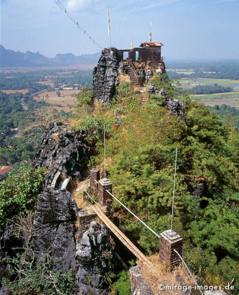 Path to the summit
Hpa - an
Schlüsselwörter: Wanderung, Bergspitze, Pilgerweg, Brücke, Mut, Wagnis, Abgrund, Bambus, Felsen, Höhe, Pfad, Weg, Vegetation, Weite, 