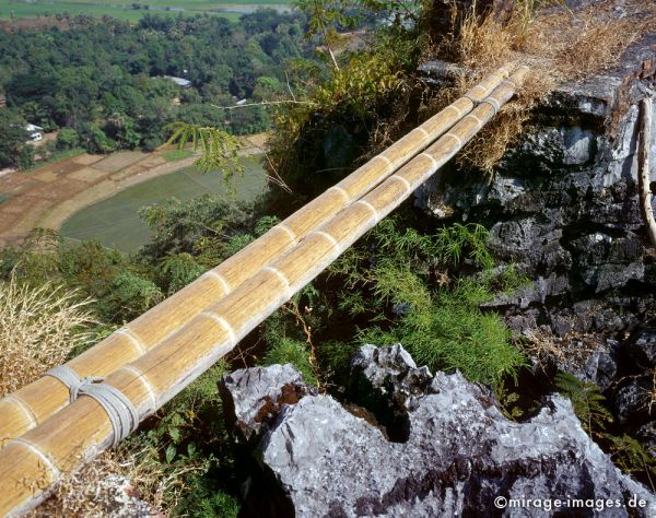 Bridge to the summit
Hpa - an
Schlüsselwörter: Wanderung, Bergspitze, Pilgerweg, Brücke, Mut, Wagnis, Abgrund, Bambus, Felsen, Höhe, Pfad, Weg, Vegetation, Weite, Birma, Burma, Myanmar, Südost Asien, Entwicklungsland, Tropen, Armut, Fernreise, Reise, Kultur, Tourismus, exotisch, Attraktion