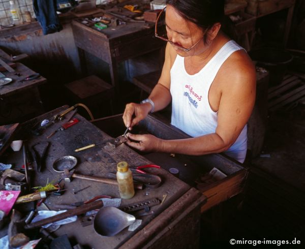 Goldsmith
Hpa - an
Schlüsselwörter: Handwerk, gold, Werkstatt, Kunst, Person, Birma, Burma, Myanmar, Südost Asien, Entwicklungsland, Tropen, Armut, Fernreise, Reise, Kultur, Tourismus, exotisch, touristische Attraktion, Reiseziel, 