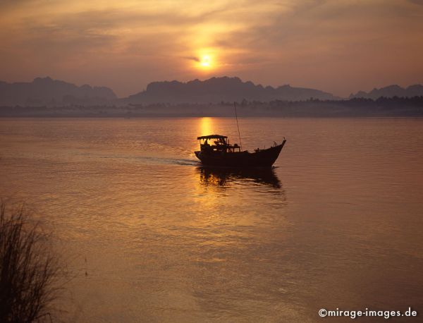 Sunset
Hpa - an
Schlüsselwörter: gold, Sonne, Wasser, Fluss, Abend, Sonnenuntergang, romantisch, verklärt, stimmungsvoll, Birma, Burma, Myanmar, Südost Asien, Entwicklungsland, Tropen, Armut, Fernreise, Reise, Kultur, Tourismus, exotisch, touristische Attraktion, Reiseziel, 