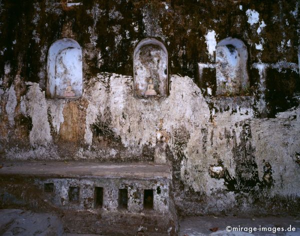 Kawgun Cave
Hpa - an
Schlüsselwörter: Birma, Burma, Myanmar, Südost Asien, Höhle, Stein, Heiligtum, Tempel, Kraft, Meditation, Buddhismus, Religion, Spiritualität, Anbetung, Ruhe, Skulptur, zeitlos, Schönheit, Stille, Frieden, friedlich, heilig, Entspannung, entspannen, Liebe, Menschlichk