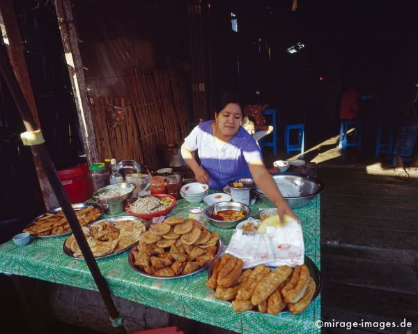 Breakfast place
Hpa - an
Schlüsselwörter: Frühstück, essen, Ernährung, Snack, Imbiss, Fettgebäck, Personen, Fernreise, Reise, Kultur, Tourismus, exotisch, touristische Attraktion, Reiseziel, Birma, Burma, Myanmar, Südost Asien, 