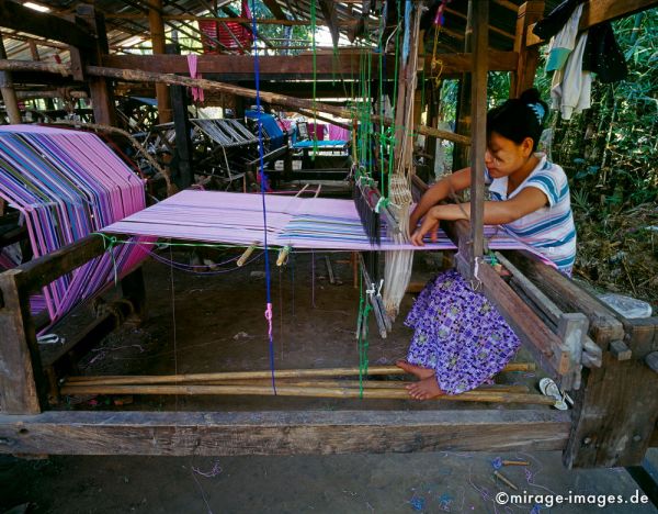 Weaving girl
Hpa - an
Schlüsselwörter: weben, Tradition, Karen, Webstuhl, Handarbeit, Kunsthandwerk, Textil, Stoff, Birma, Burma, Myanmar, Südost Asien, Fernreise, Reise, Kultur, Tourismus, exotisch, touristische Attraktion, Reiseziel, 