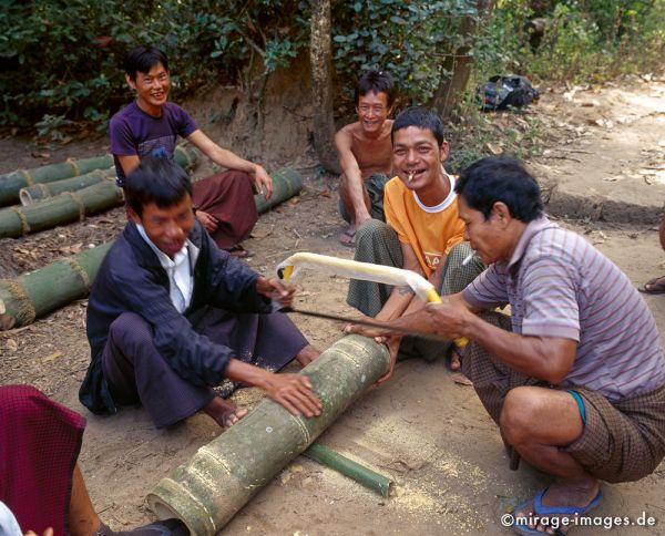 Cutting bamboo
Hpa - an
Schlüsselwörter: Arbeit, Männer, sitzen, hocken, Karen, Handwerk, Bau, Bambus, sägen, Personen, Birma, Burma, Myanmar, Südost Asien, Fernreise, Reise, Kultur, Tourismus, exotisch, touristische Attraktion, Reiseziel, 