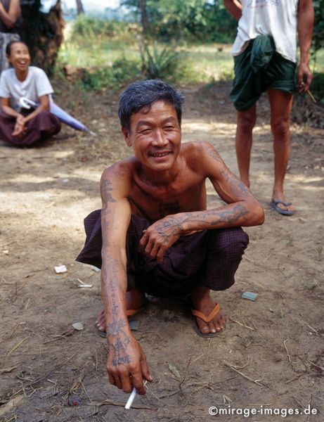 Tattoo Man
Hpa - an
Schlüsselwörter: Tätowierung, Mann, sitzen, hocken, Burmese, fröhlich, entspannt, lachen, rauchen, Zigarette, Erde, Boden, Portrait, mixed1, Birma, Burma, Myanmar, Südost Asien, Entwicklungsland, Tropen, Armut, Fernreise, Reise, Kultur, Tourismus, exotisch, 