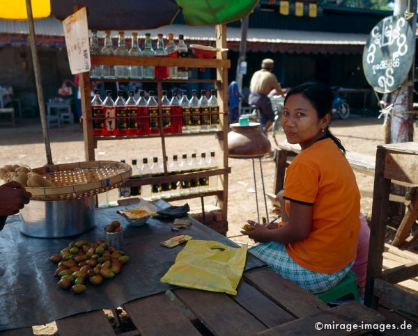 Burmese girl at a gas station
Hpa - an
Schlüsselwörter: Mädchen, jung, Burmesin, Tankstelle, Flaschen, Strasse, Verkauf, Birma, Burma, Myanmar, Südost Asien, Entwicklungsland, Tropen, Armut, Fernreise, Reise, Kultur, Tourismus, exotisch, touristische Attraktion, Reiseziel, 