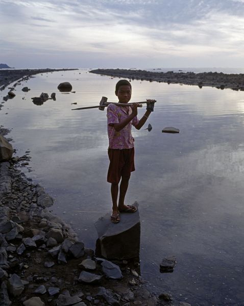 Kid on his way home after finishing work in a quarry
Ngapali Beach
Schlüsselwörter: Kind, Kinderarbeit, Ausbeutung, Birma, Burma, Myanmar, Südost Asien, Entwicklungsland, Tropen, Armut, Fernreise, Reise, Kultur, Tourismus, exotisch, children1, Reiseziel, 