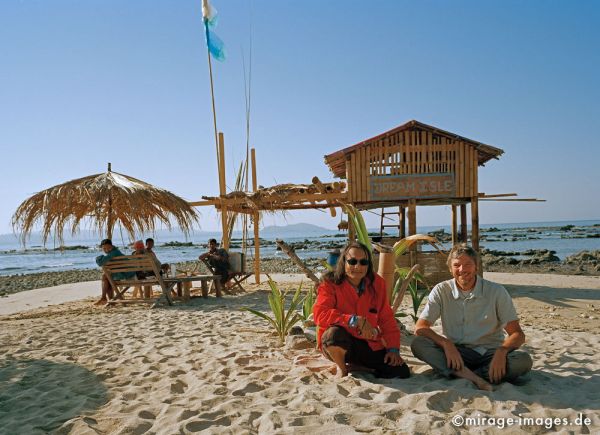 San Naing and me on dream isle
Lontha Rakhaing State
Schlüsselwörter: Birma, Burma, Myanmar, Südost Asien, Reise, Kultur, Tourismus, exotisch, Insel, Bar, Personen, Freizeit, Urlaub, Entspannung, Sonne, Wasser, Meer, 