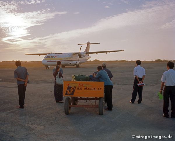 Airport
Thandwe
Schlüsselwörter: Birma, Burma, Myanmar, Südost Asien, Tropen, Fernreise, Reise, Kultur, Tourismus, exotisch, touristische Attraktion, Reiseziel, Gepäck, Abend, Flugzeug, Abend, Passagiere,