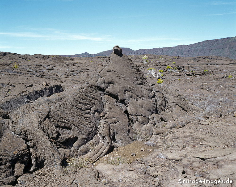 Lavafields
Formica Léo - Piton de la Fournaise
Schlüsselwörter: Lava, Lavafeld, Sand, Geologie, Wüste, einsam, Einsamkeit, Weite, Plateau, Hochebene, vulkanisch, Piton de la Fournaise, Himmel, blau, Stein, Krater, Vulkankrater, Einöde, trocken, karg, bizarr, unwirklich, Bruch, Ruhe, menschenleer, verlassen, Geologie