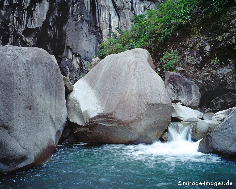 La Chapelle
Cirque de Cilaos
Schlüsselwörter: Fluss, Wasser, Wasserfall, Kaskade, türkis, schroff, rau, Schlucht, fliessen, Ruhe, Natur, Stein, Meditation, Wildnis, ungezähmt, unberührt, frisch, klar, Bewegung, bewegen, natürlich, Harmonie, authentisch, Felsen, rauschen, Reinheit, Sauberkeit, Leb