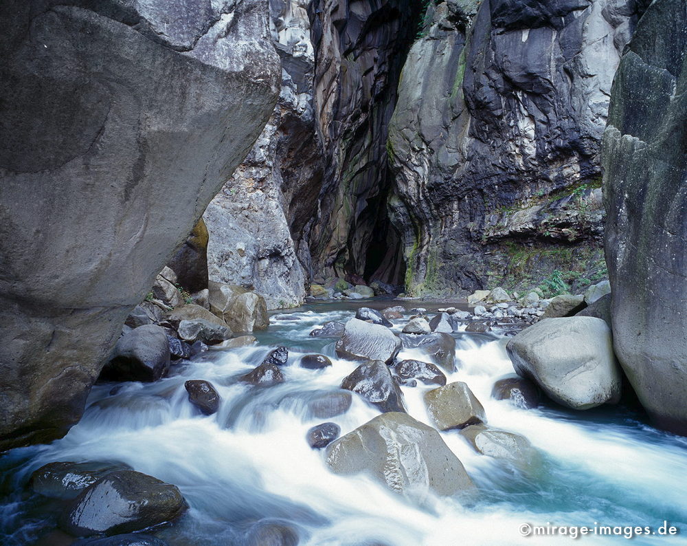 La Chapelle
Cirque de Cilaos
Schlüsselwörter: Fluss, Wasser, Wasserfall, Kaskade, türkis, schroff, rau, Schlucht, fliessen, Ruhe, Natur, Stein, Meditation, Wildnis, ungezähmt, unberührt, frisch, klar, Bewegung, bewegen, natürlich, Harmonie, authentisch, Felsen, rauschen, Reinheit, Sauberkeit, Leb