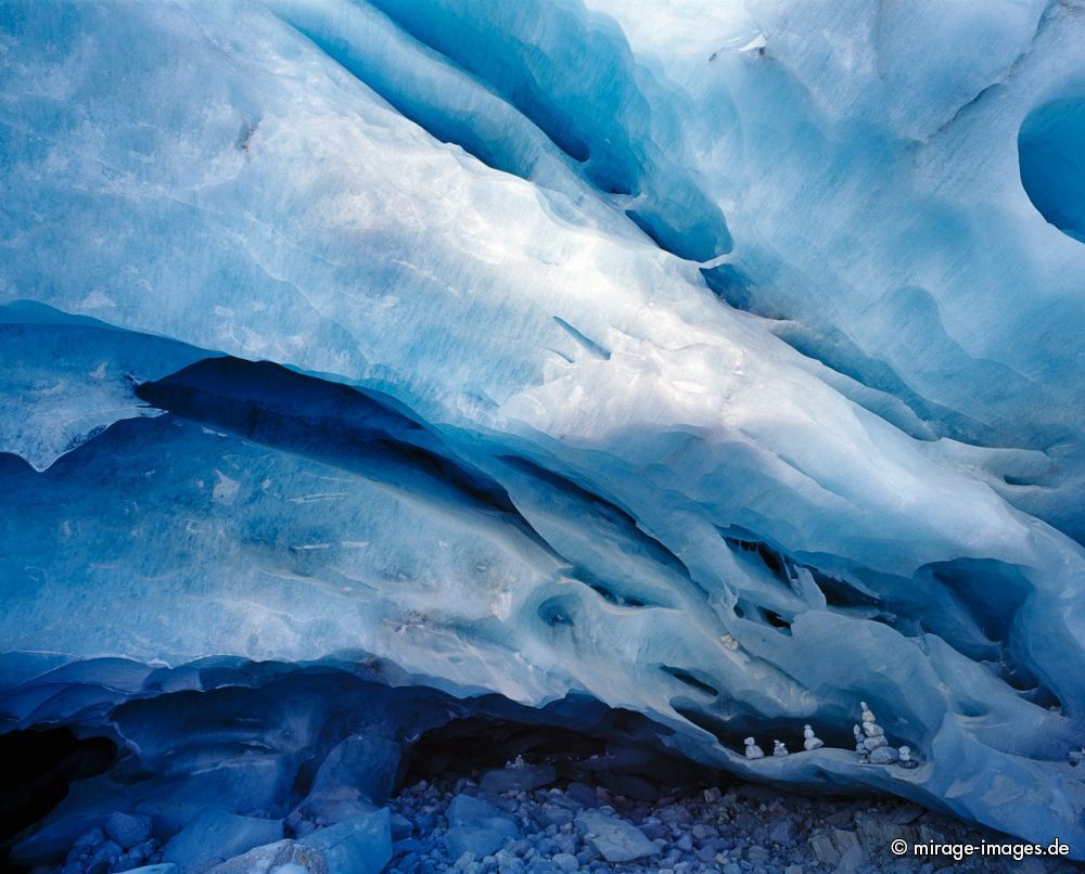 Ice Cave
Zinal
Schlüsselwörter: Gletscher, Höhle, Eishöhle, blau, türkis, weiss, abstrakt, Form, Textur, Gemälde, Klimawandel, CO2, Temperatur, Relief, Metamorphose, Kristalle, kristallin, Süsswasser, vereist, eisig, Eis, gefroren, Schnee, Winter, Kälte, kalt, Sonne, Steine, Berge