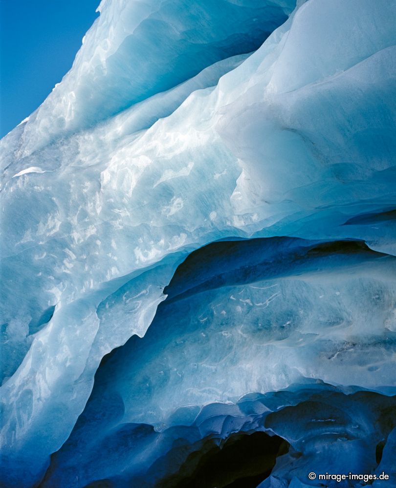 Ice Cave
Zinal
Schlüsselwörter: Gletscher, Höhle, Eishöhle, blau, türkis, weiss, abstrakt, Form, Textur, Gemälde, Klimawandel, CO2, Temperatur, Relief, Metamorphose, Kristalle, kristallin, Süsswasser, vereist, eisig, Eis, gefroren, Schnee, Winter, Kälte, kalt, Sonne, Steine, Berge
