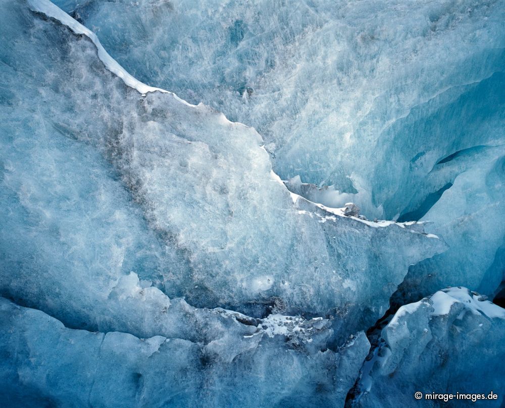 Ice Cave
Zinal
Schlüsselwörter: Gletscher, Höhle, Eishöhle, blau, türkis, weiss, abstrakt, Form, Textur, Gemälde, Klimawandel, CO2, Temperatur, Relief, Metamorphose, Kristalle, kristallin, Süsswasser, vereist, eisig, Eis, gefroren, Schnee, Winter, Kälte, kalt, Sonne, Steine, Berge