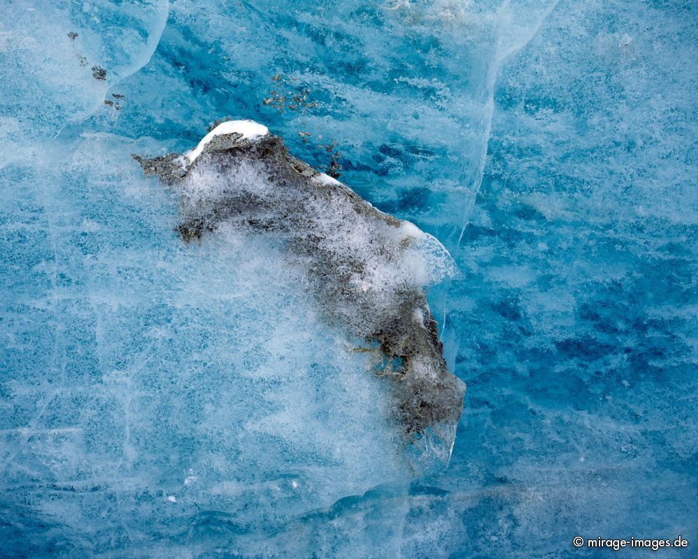 Ice Cave
Zinal
Schlüsselwörter: Gletscher, Höhle, Eishöhle, blau, türkis, weiss, abstrakt, Form, Textur, Gemälde, Klimawandel, CO2, Temperatur, Relief, Metamorphose, Kristalle, kristallin, Süsswasser, vereist, eisig, Eis, gefroren, Schnee, Winter, Kälte, kalt, Sonne, Steine, Berge