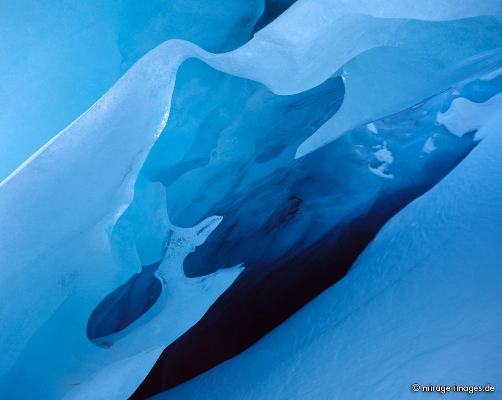 Ice Cave
Zinal
Schlüsselwörter: Gletscher, Höhle, Eishöhle, blau, türkis, weiss, abstrakt, Form, Textur, Gemälde, Klimawandel, CO2, Temperatur, Relief, Metamorphose, Kristalle, kristallin, Süsswasser, vereist, eisig, Eis, gefroren, Schnee, Winter, Kälte, kalt, Sonne, Steine, Berge