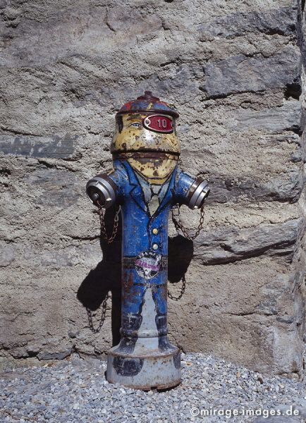Hydrant Art
Saint Luc
Schlüsselwörter: Wasser, Feuerwehr, Hauswand, Bruchstein, Humor, Comic, Anzug, Auge, Schlips, Kragen, blau, löschen, 