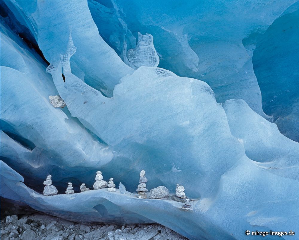 Ice Cave
Zinal
Schlüsselwörter: Gletscher, Höhle, Eishöhle, blau, türkis, weiss, abstrakt, Form, Textur, Gemälde, Klimawandel, CO2, Temperatur, Relief, Metamorphose, Kristalle, kristallin, Süsswasser, vereist, eisig, Eis, gefroren, Schnee, Winter, Kälte, kalt, Sonne, Steine, Berge
