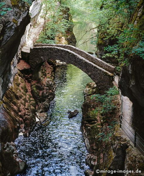 Old Stone Bridge
Val de Travers
Schlüsselwörter: Alpen, Hochland, wandern, Wanderung, Brücke, Stein, Wasser, grün, Fluss, Becken, fantastisch, phantastisch, Wildnis, rauh, rau, mystisch, Kulisse, romantisch, Stille, ursprünglich, Landschaft, Steine, Schönheit, atemberaubend, faszinierend, eindrucksv