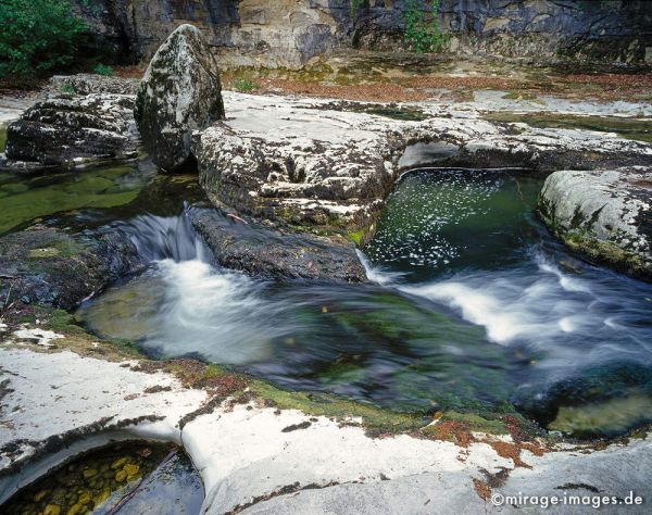Gorges de l'Areuse
Val de Travers
Schlüsselwörter: Fluss, Wasser, fliessen, Ruhe, Stille, Stein, Meditation, Kunst, Entspannung, entspannen, relax, rauschen, Wildnis, unberührt, frisch, klar, Bewegung, bewegen, natürlich, Felsen, sauber, Schmelzwasser, Berge, Harmonie, Felsen, rauschen, Reinheit, 