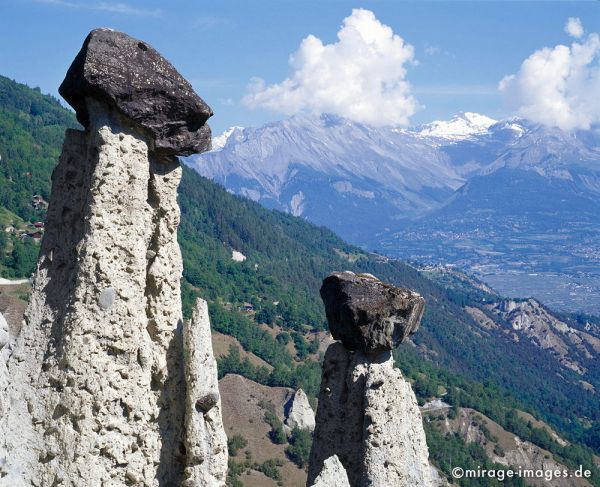 Les Pyramides d'Euseigne 
Val d'Hérémence 
Schlüsselwörter: Alpen alpin Eringertal Naturdenkmal Betonmoräne Granitschiefer Attraktion POI Tourismus Sehenswürdigkeit Verwitterung Erosion fantastisch Ausflugsziel highlight Felsen Felswand Geologie Balance magisch Sehenswürdigkeit Verwitterung Erosion Magie 