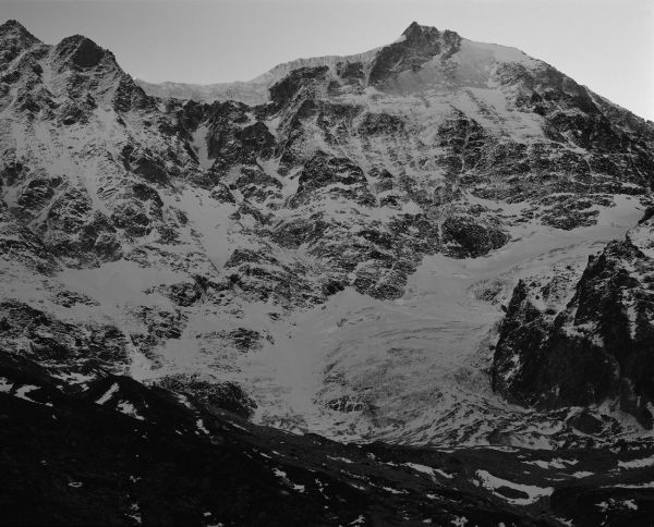 Dark Mountain
Lötschental
Schlüsselwörter: Endmoränenlandschaft Gletscher Höhle Eishöhle Klimawandel CO2 Süsswasser Eis gefroren Steine Felsen wild romantisch rauh Naturschutz Natur geschützt natürlich Landschaft Attraktion Sonne Himmel Steinschlag Gefahr Warnung Vorsicht Schild einsam Einsa